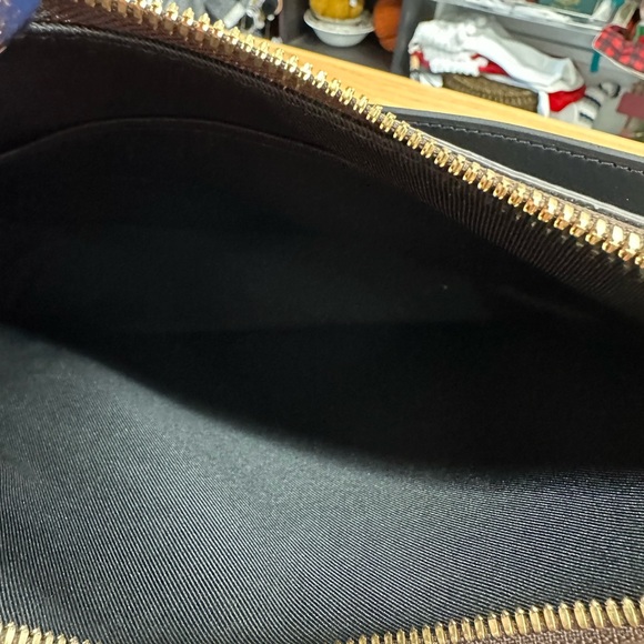 Louis Vuitton Odeon. This bag is in pristine condition - Picture 5 of 8